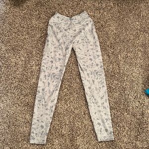 Alphalete Surface Pebble Legging 27”; stone grey, size medium